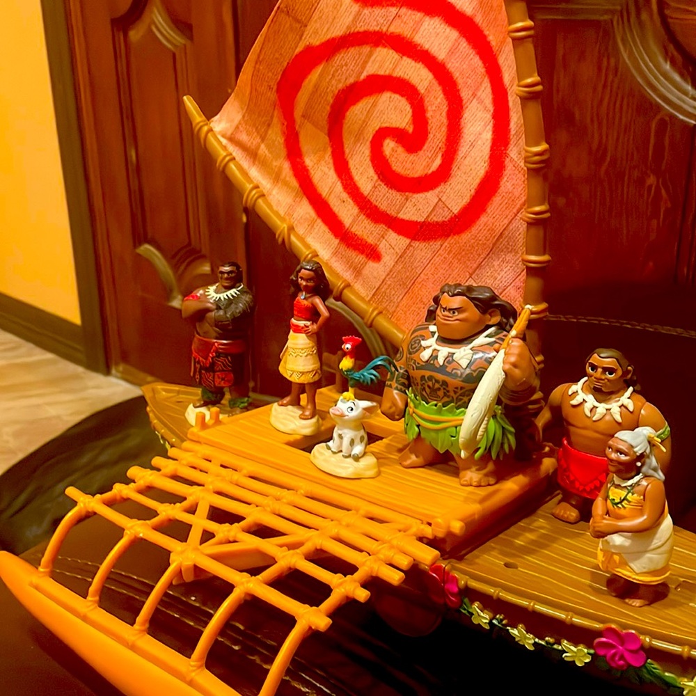 Moana set ocean raft